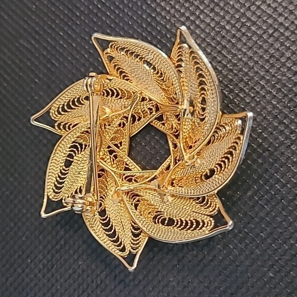 VINTAGE Filigree Leaf Wreath Brooch, Gold Tone, Dainty - Picture 3 of 8